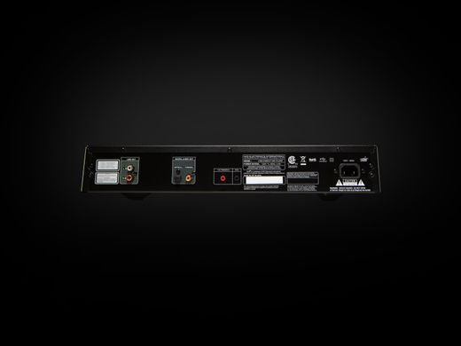 C 568 CD Players, Чорний